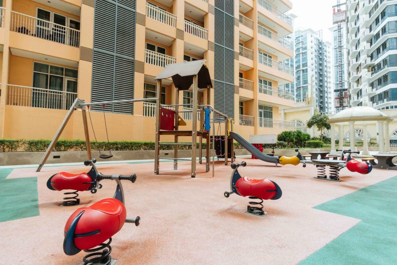 Reddoorz Premium @ Venice Luxury Bgc 2 Makati City Exterior foto